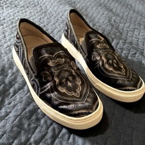 Vince Camuto sz 5 Velvet/ leather slides black/ blue